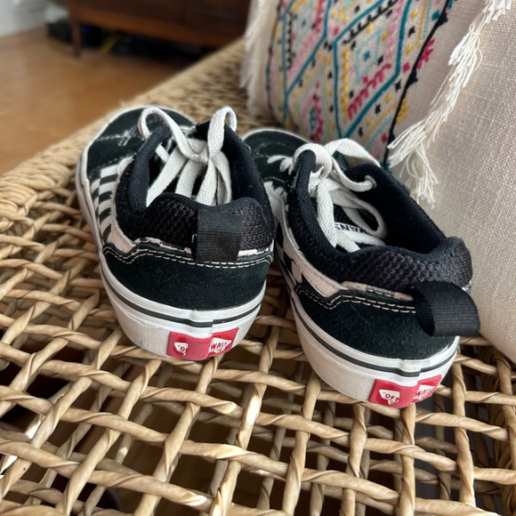 Youth Vans 2 black and white shoes - Picture 2 of 4